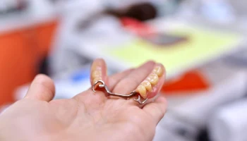 В Государственной Думе предложили сделать протезирование зубов бесплатным в рамках ОМС