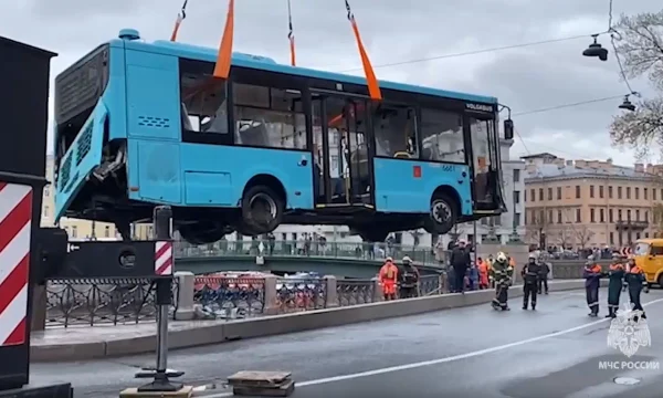 "Ингосстрах" подтвердил страхование автобуса, упавшего в реку Мойку в Санкт-Петербурге