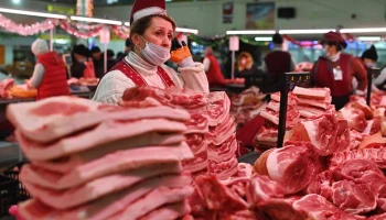 Свинина сравнялась с курятиной по оптовым ценам