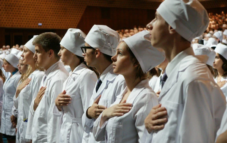 Обязательная отработка выпускников медвузов: как будет работать закон о наставничестве с 2026 года