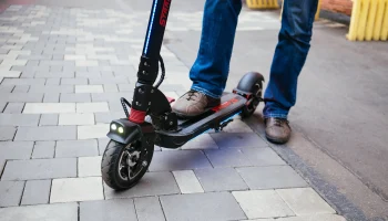 Сенатор предложил ввести обязательное страхование для владельцев электросамокатов