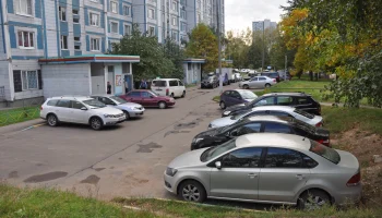 Парковка во дворе: риски для автомобиля и способы защиты в 2026 году