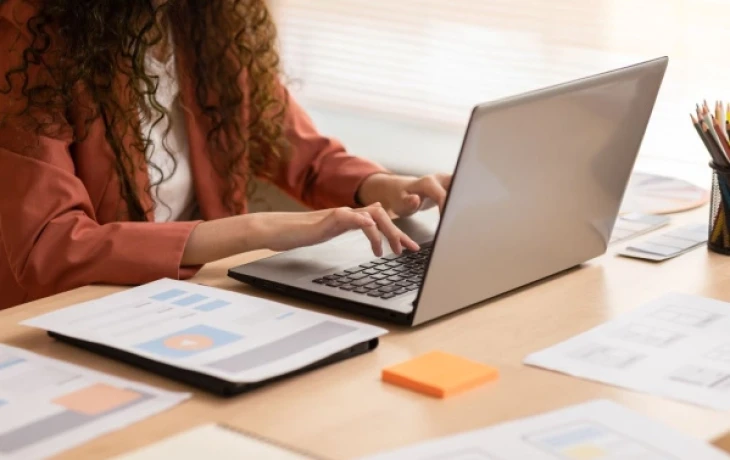 Опасный помощник: как сотрудники сливают тайны в ИИ и что с этим делать бизнесу