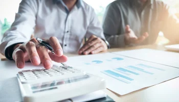 Страховщики сокращают найм персонала, делая ставку на текущих сотрудников