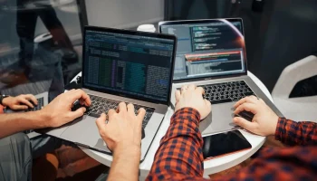 Российский IT-рынок труда: снижение зарплат, новые вызовы и дефицит опытных специалистов