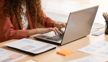 Опасный помощник: как сотрудники сливают тайны в ИИ и что с этим делать бизнесу