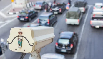 Водителям разъяснили порядок проверки ОСАГО по камерам при отсутствии госномера